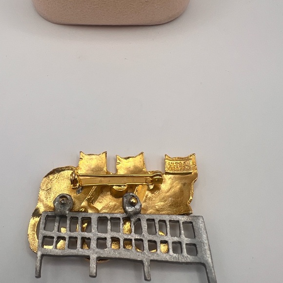 Ultra Craft adorable 3 cats sitting on a fence in gold tone - Picture 8 of 9